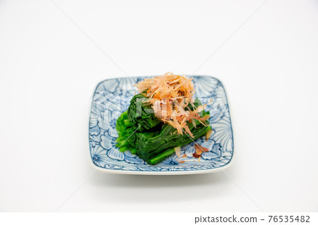 Soaked spinach served on a small plate 76535482