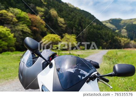 Spring Bike Touring 在樹木發芽的里山的直路頭盔和整流罩 a-1 76535576