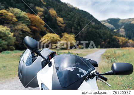 Spring Bike Touring 在樹木發芽的里山 直公路頭盔和整流罩 a-2 冷光色 76535577