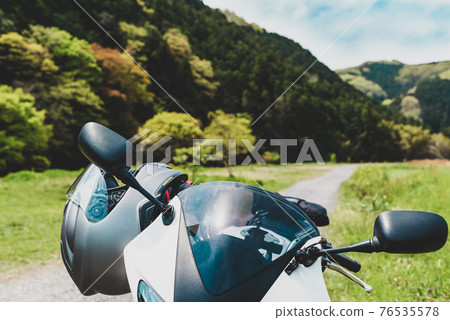 春季自行車之旅 在樹木發芽的里山中戴上直路頭盔和整流罩 a-3 電影風格 76535578