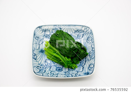 Soaked spinach served on a small plate 76535592