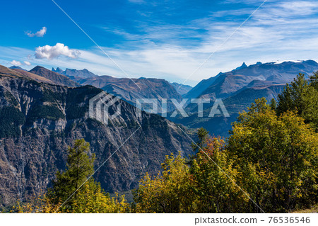 Landscape view of the mountains around Le Bourg d'Oisans in France 76536546