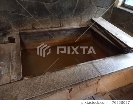 櫪木縣矢板市只有四驅車才能到達的秘密溫泉“赤瀧溫泉”的浴缸 76538037