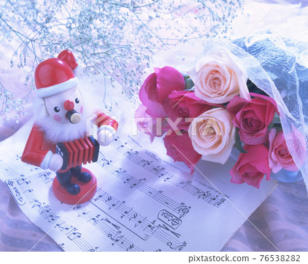 聖誕節的棚內靜物花卉 76538282