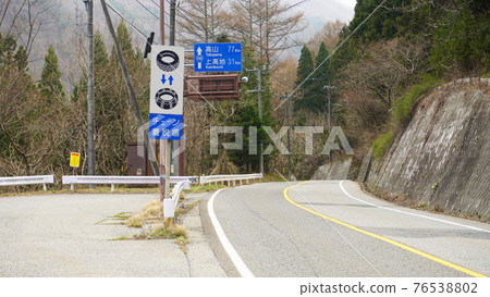 Traffic image photo <02> (Chain attachment / detachment space on the side of the road where the snow has melted) 76538802
