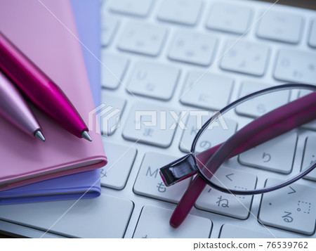 Business image · notebook · PC · glasses · female Business image · notebook · PC · glasses · female 76539762