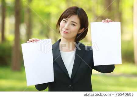 Female employees with message board 76540695