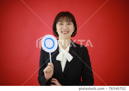 〇持有賬單的女員工的形象 〇持有賬單的女員工的形象 76540702