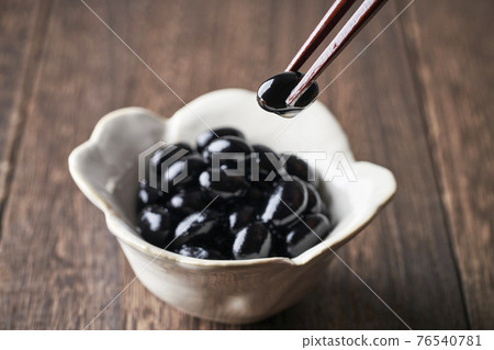 Boiled black beans with black soybeans 76540781