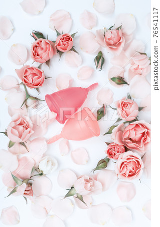 Floral pattern background, romantic card with pink roses, top view Floral pattern background, romantic card with pink roses, top view 76541117