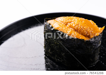 海膽軍艦白色背景 76541208