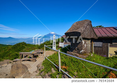 在足柄山山頂的井之花神社眺望富士山 照片素材 圖片 圖庫