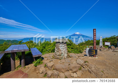 從靜岡縣(神奈川縣)足柄山通過方向指示牌和山頂標誌可以看到富士山 從靜岡縣(神奈川縣)足柄山通過方向指示牌和山頂標誌可以看到富士山 76541688