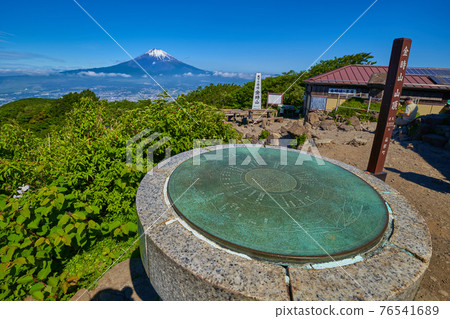 Direction board at the summit of Mt. Ashigara in Shizuoka prefecture (Kanagawa prefecture) 76541689