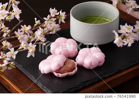 在櫻花中間 76541990