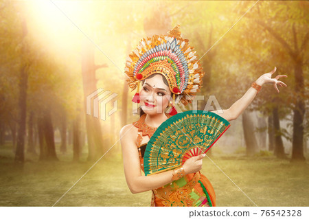 Asian woman dancing Balinese traditional dance (Kembang Girang dance) Asian woman dancing Balinese traditional dance (Kembang Girang dance) 76542328
