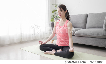 一個在家做瑜伽的女人 76543085