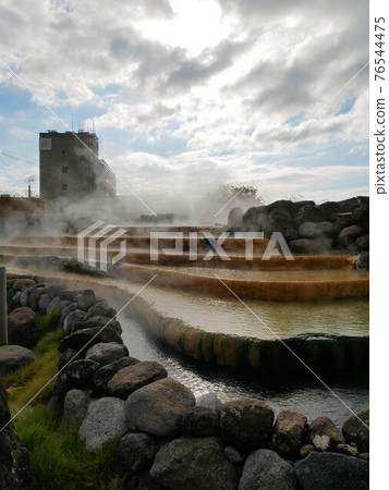 Townscape of Obama Onsen surrounded by steam (Ohama Onsen, Shimabara Peninsula, Nagasaki Prefecture) 76544475
