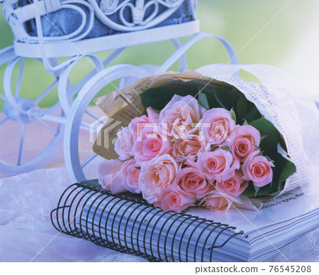 室內靜物花卉和書本 室內靜物花卉和書本 76545208