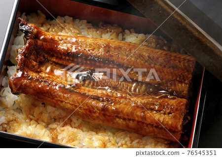 Shooting hot eel kabayaki in the weight on a black background (overhead view) 76545351