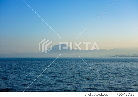 Beppu Bay (Takasakiyama) in the evening from the coast near JR Bungo-Toyooka Station 76545733