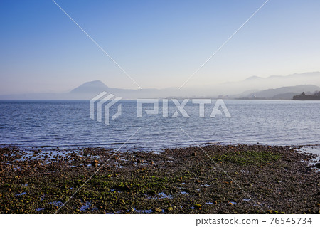 傍晚從JR豐後豐岡站附近的海岸出發的別府灣（高崎山） 76545734