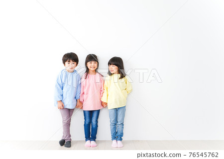 三個幼兒園的孩子在牆上排隊 三個幼兒園的孩子在牆上排隊 76545762