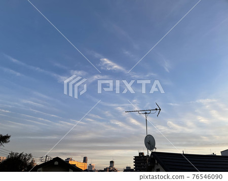 清早稀薄的天空和住宅區 76546090