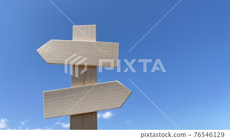 雙向路標和藍天右空間 76546129
