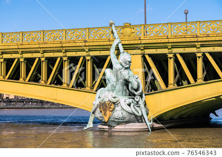 Pont Mirabeau during Flood of the Seine river in Paris Pont Mirabeau during Flood of the Seine river in Paris 76546343