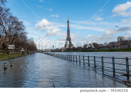 Flood of the Seine river in Paris near Pont de Bir-Hakeim and Eiffel tower 76546350