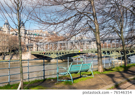 Empty bench in ile aux Cygnes in winter- Paris 76546354