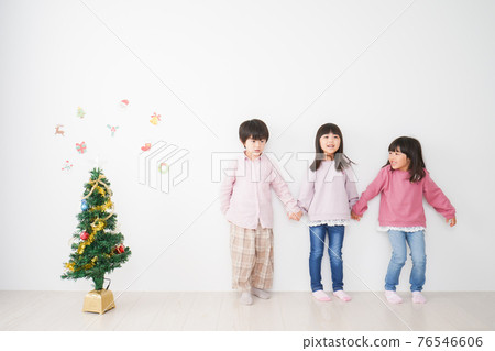 Children decorating Christmas Children decorating Christmas 76546606