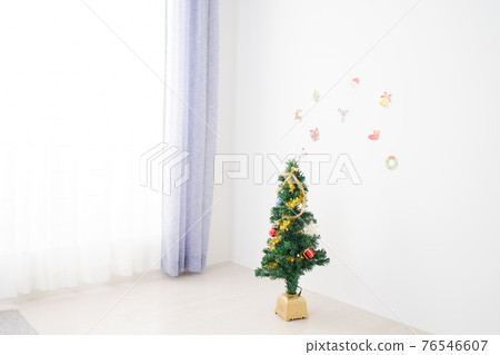 Children decorating Christmas 76546607