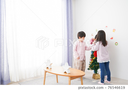 Children decorating Christmas 76546619