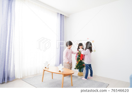 Children decorating Christmas 76546620