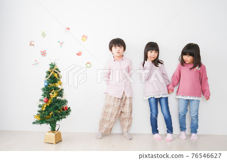 Children decorating Christmas Children decorating Christmas 76546627