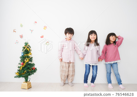Children decorating Christmas Children decorating Christmas 76546628