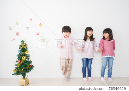 Children decorating Christmas 76546629