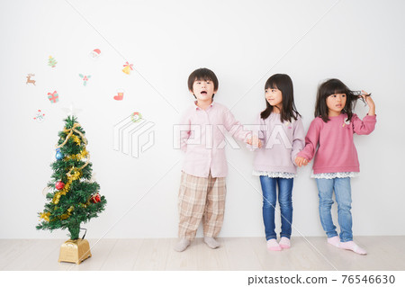 Children decorating Christmas Children decorating Christmas 76546630