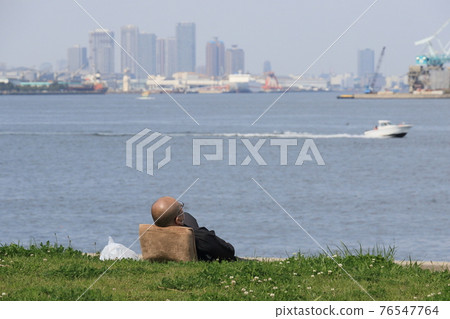 A man taking a nap in a seaside park, Hinata Bokko A man taking a nap in a seaside park, Hinata Bokko 76547764