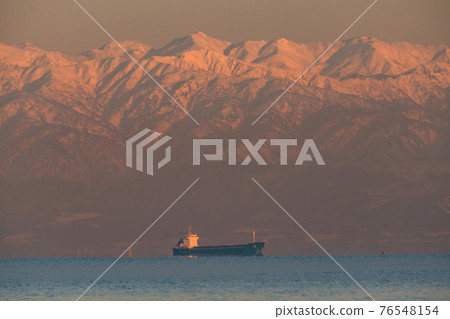 《Toyama Prefecture》 Amaharashi Coast dusk, Tateyama mountain range 76548154
