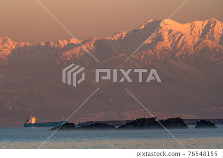 《Toyama Prefecture》 Amaharashi Coast dusk, Tateyama mountain range 76548155