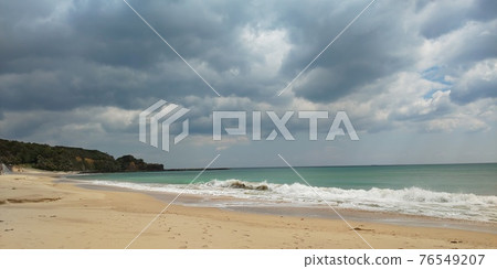 被厚厚的雲層覆蓋的海灘 76549207