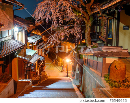 京都三寧坂的垂枝櫻花夜景 76549653