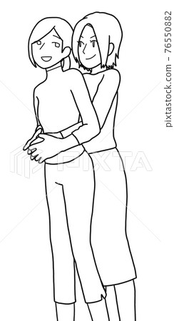 女情侶面帶微笑擁抱（僅限線路） 76550882