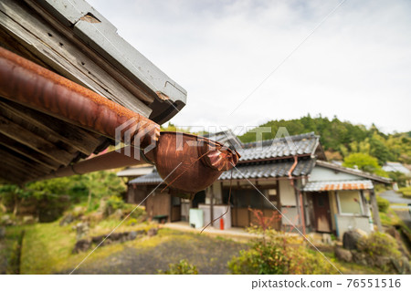 一座老民居的破雨溝 76551516