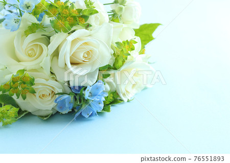 White rose flower arrangement 76551893