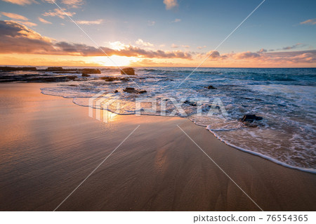 sunrise from Sandy Beach, Oahu, Hawaii 76554365