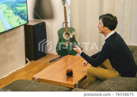 一個人在家庭影院看電視 76556675